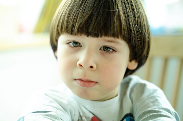 Portrait en gros plan d'un mignon garçon