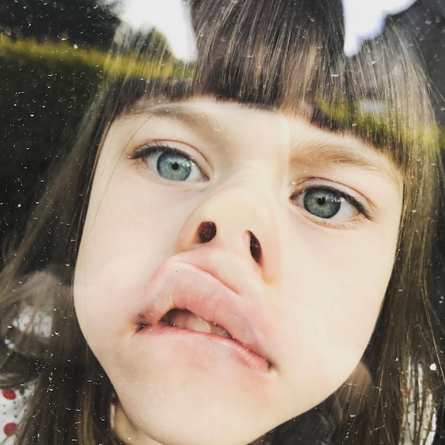 Portrait en gros plan d'un mignon garçon