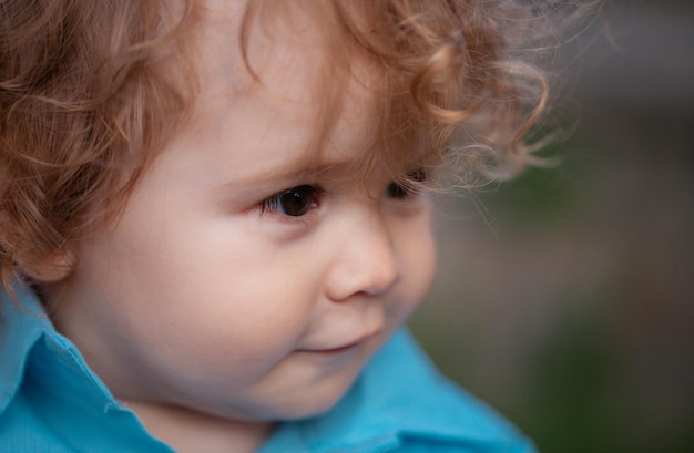 Portrait en gros plan d'un mignon petit bébé dans l'enfance