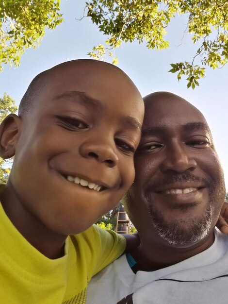 Photo portrait en gros plan d'un père et d'un fils souriants