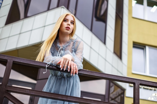 Portrait en gros plan d'une petite belle fille élégante dans une rue urbaine