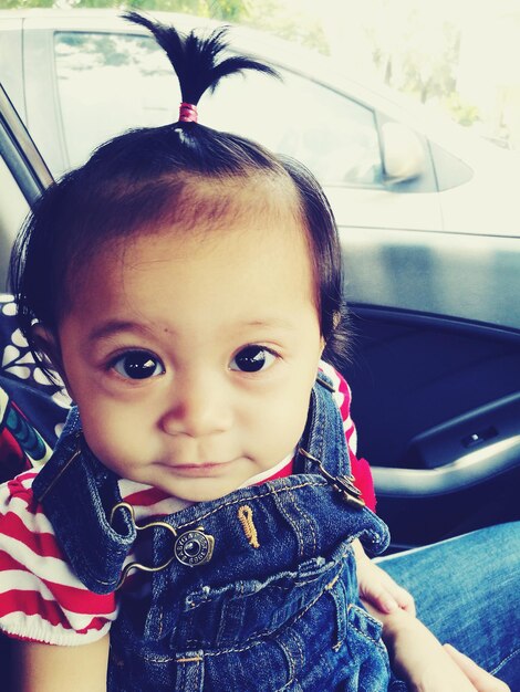 Photo portrait en gros plan d'une petite fille dans une voiture