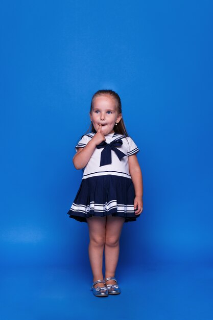 Portrait en gros plan d'une petite fille incroyable aux yeux bleus