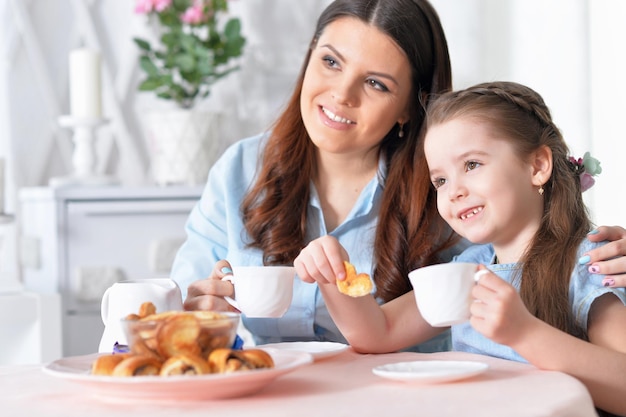 Portrait en gros plan d'une petite fille avec sa mère