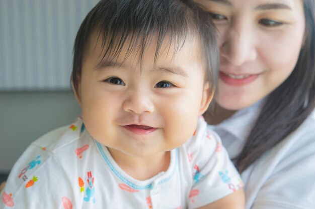 Portrait en gros plan d'une petite fille souriante avec sa mère