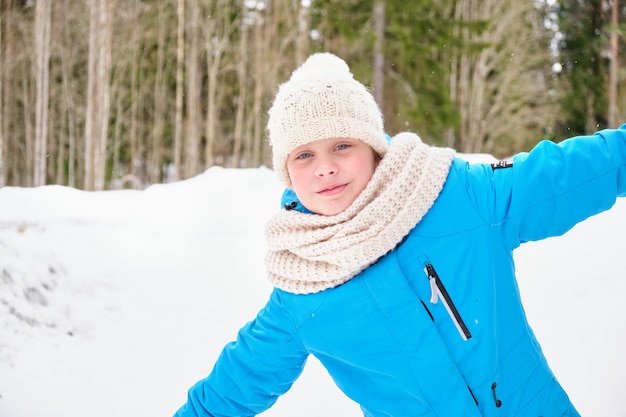 Portrait en gros plan en plein air d'une jeune belle fille souriante heureuse dans un parc d'hiver