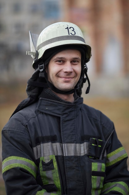 Portrait en gros plan d'un pompier Portrait d'un pompier d'âge moyen en uniforme