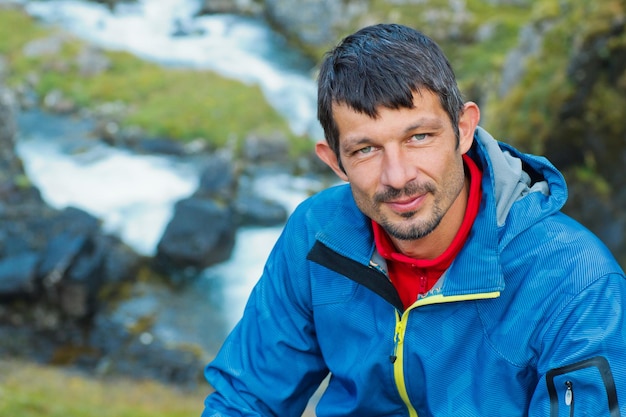 Portrait en gros plan d'un randonneur