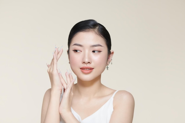 Portrait en gros plan d'un visage de la jeune jolie fille avec une peau saine