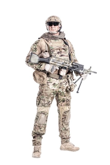 Portrait de gros soldat musclé en uniformes de terrain avec mitrailleuse, portrait isolé sur blanc