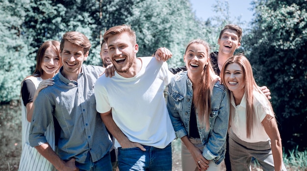 Portrait d'un groupe d'amis sur le fond du parc