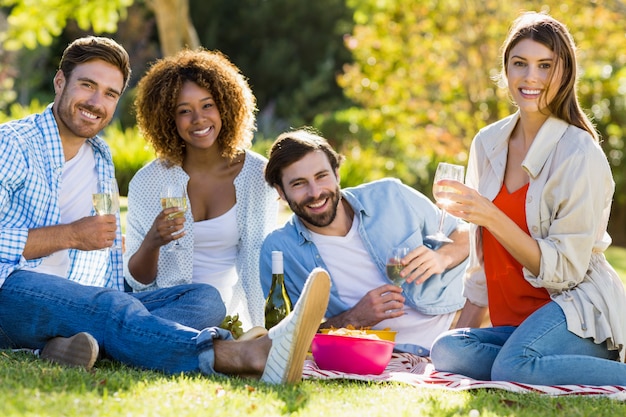 Portrait de groupe d'amis prenant le petit déjeuner ensemble