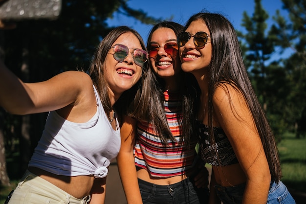 Portrait d'un groupe de belles filles souriantes et heureuses.