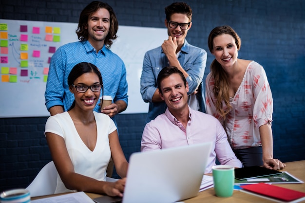 Portrait d'un groupe de collègues