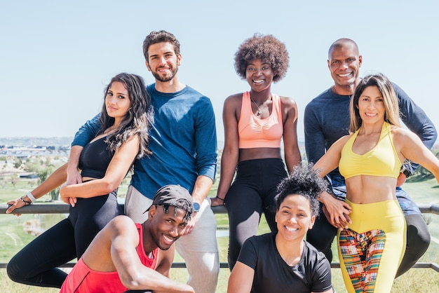 Portrait de groupe de coureurs souriant à la caméra. Encadrement horizontal.