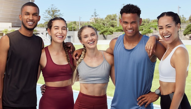 Portrait d'un groupe diversifié d'athlètes debout ensemble et souriant après l'entraînement