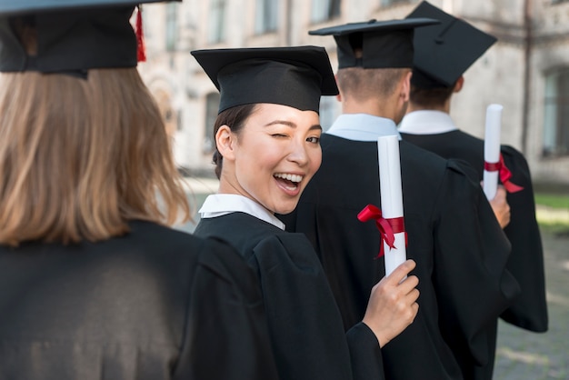 Photo portrait d'un groupe d'étudiants célébrant leur remise des diplômes