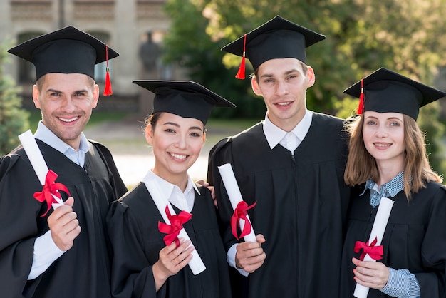 Portrait d&#39;un groupe d&#39;étudiants célébrant leur remise des diplômes