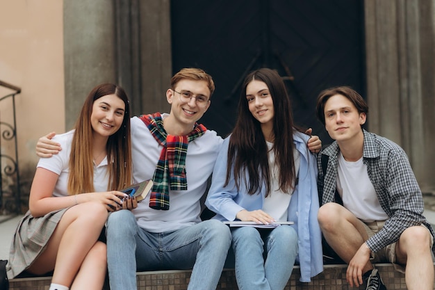 Portrait de groupe d'étudiants souriants avec des livres et des sacs à dos regardant la caméra Concept d'éducation