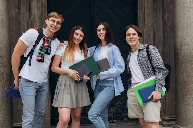 Portrait de groupe d'étudiants souriants avec des livres et des sacs à dos regardant la caméra Concept d'éducation