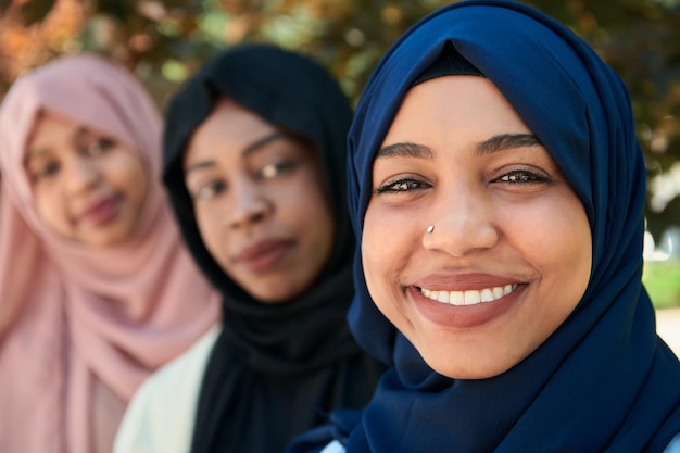 portrait de groupe de femme d'affaires multiethnique portant des vêtements islamiques traditionnels