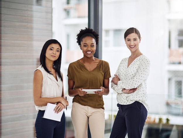 Portrait de groupe et de femmes d'affaires avec une tablette en démarrage pour la planification de la recherche et le sourire Collaboration d'équipe et gestionnaire confiant sur la technologie numérique ou concepteur graphique créatif avec les bras croisés