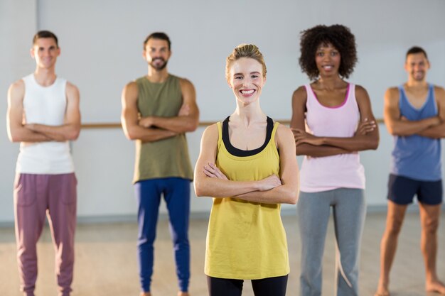 Portrait, groupe, gens, debout, gymnase