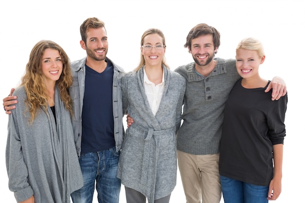 Portrait de groupe de gens heureux debout avec les bras autour