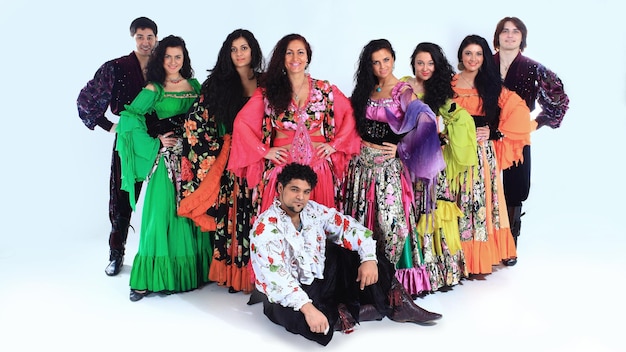 Portrait de groupe d'un groupe de danse tzigane en costumes nationaux