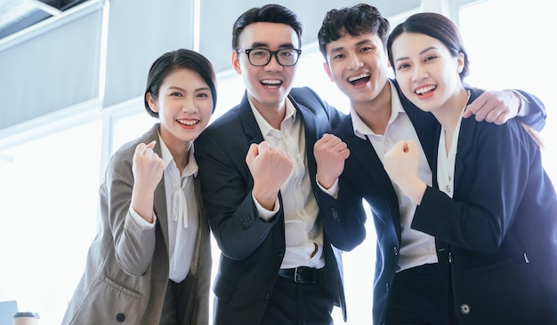 Portrait de groupe d'hommes d'affaires asiatiques