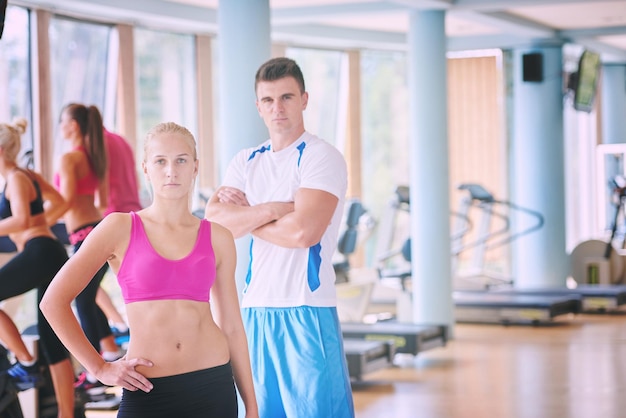 portrait de groupe de jeunes en bonne santé et en forme dans la salle de fitness