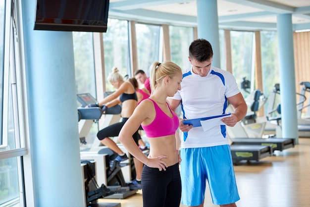 portrait de groupe de jeunes en bonne santé et en forme dans la salle de fitness