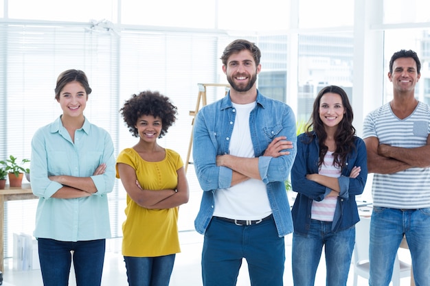 Portrait de groupe de jeunes collègues heureux