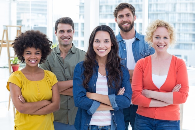 Portrait de groupe de jeunes collègues heureux