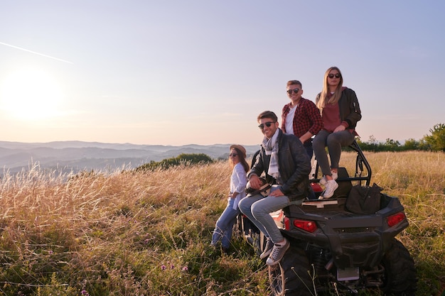 portrait d'un groupe de jeunes gens heureux profitant d'une belle journée ensoleillée tout en conduisant une voiture buggy hors route sur la nature de la montagne