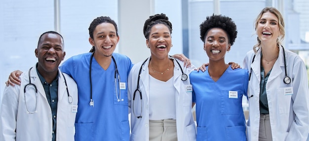 Portrait de groupe de médecins heureux et de soins de santé pour la mission des services hospitaliers et les valeurs de diversité