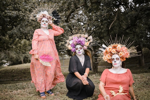 Portrait de groupe de trois femmes avec le maquillage des catrinas. Maquillage pour le jour des morts.