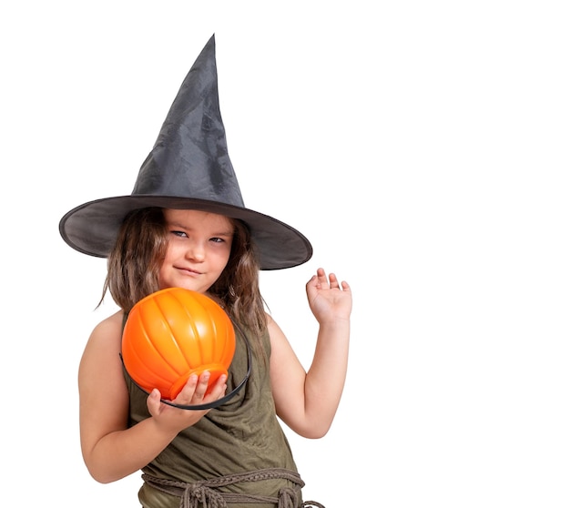 Portrait d'Halloween d'enfant au chapeau de sorcière isolé