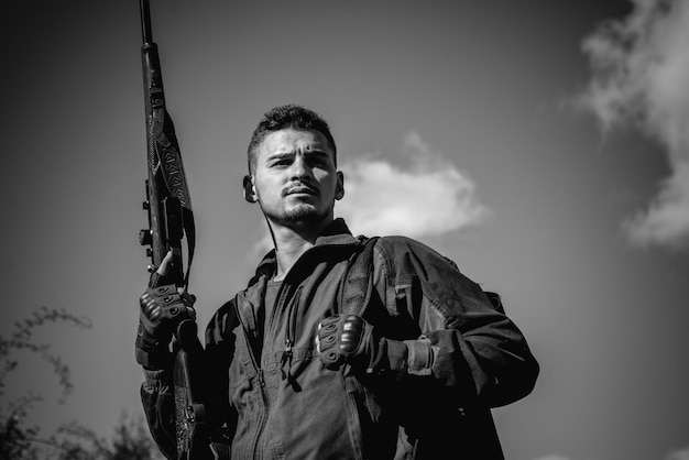 Portrait d'hamdsome Hunter Hunter avec fusil de chasse à la chasse