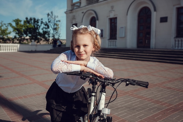 Portrait de happy fashion petits enfants s'amusant à vélo en ville.