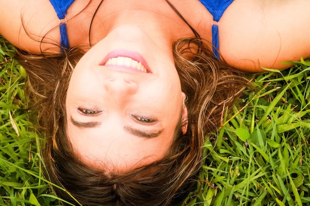 Portrait en haut angle d'une femme allongée sur l'herbe