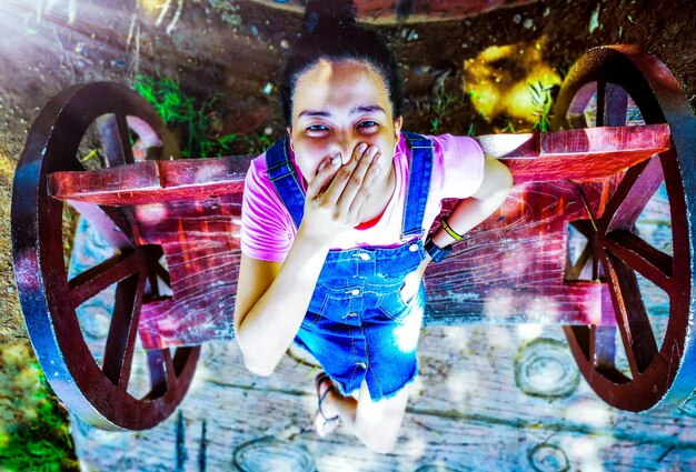 Photo portrait en haut angle d'une jeune femme heureuse debout à l'extérieur