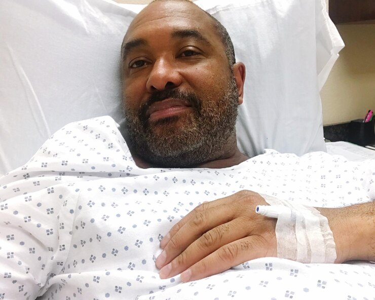 Photo portrait en haut angle d'un patient masculin allongé sur un lit à l'hôpital