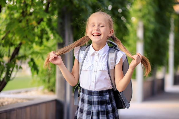 Portrait d'une heureuse écolière de première année