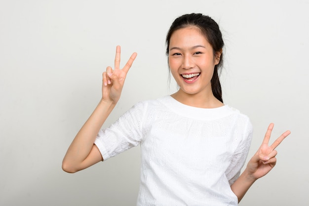 Portrait de l'heureuse jeune belle femme asiatique