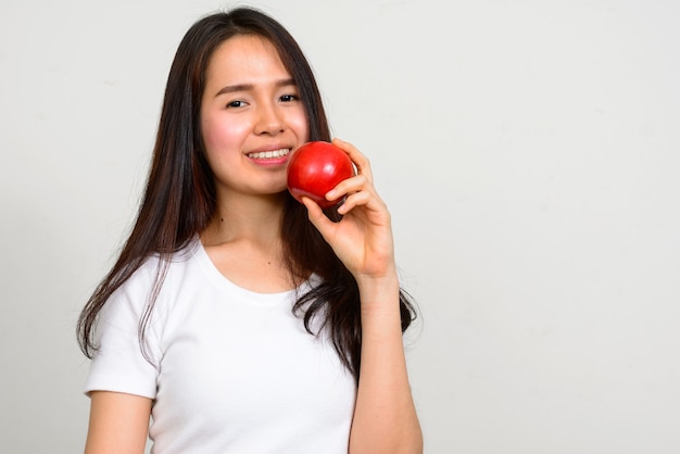 Portrait de l'heureuse jeune belle femme asiatique