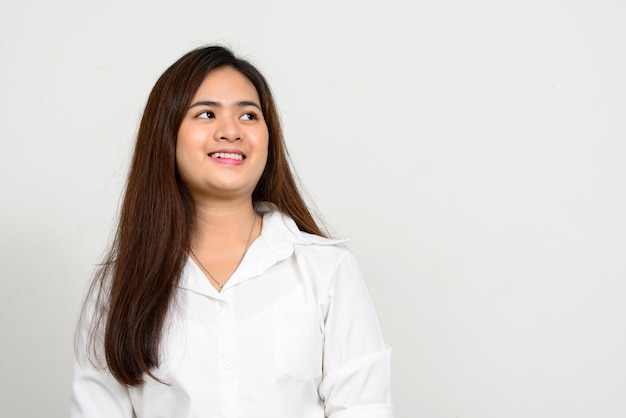 Portrait de l'heureuse jeune belle femme asiatique