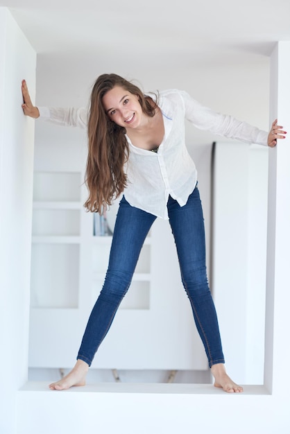 portrait d'heureuse jeune belle femme à la maison