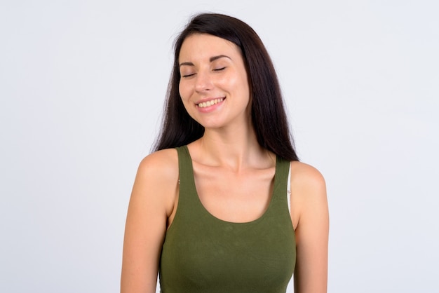 Portrait de l'heureuse jeune femme belle détente avec les yeux fermés