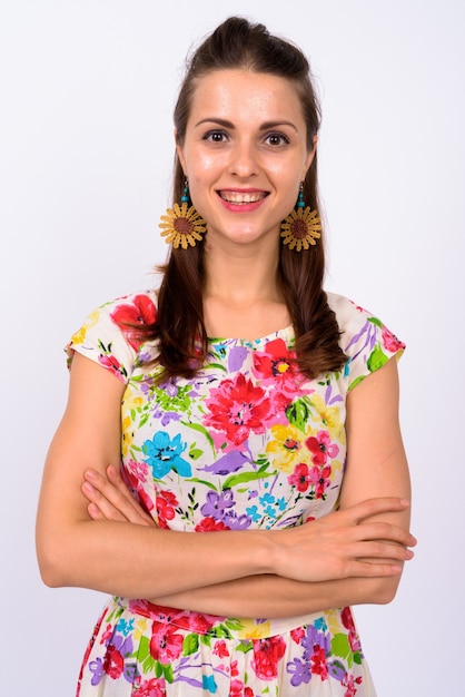 Portrait de l'heureuse jeune femme belle souriante avec les bras croisés